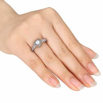 5,0 mm Kalp Şeklinde Opal ve 1/8 CT. TW Pırlanta Çerçeve Yüzük Som Gümüş