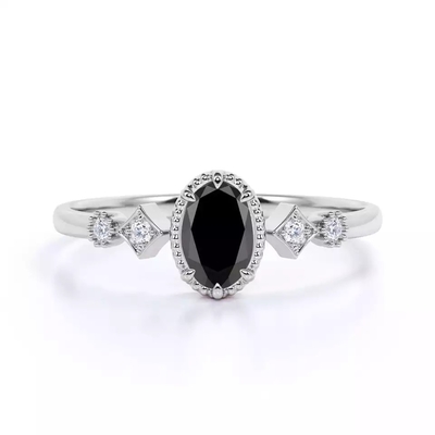 1.5 Karat Oval Kesim Siyah Pırlanta ve Beyaz Pırlanta Vurgulu Milgrain 5 Taşlı Beyaz Altın Nişan Yüzüğü