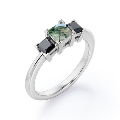 Minimalist Kare V-Prong - 0,45 TCW Prenses Kesim Yosun Yeşili Akik ve Laboratuvar Yapımı Siyah Elmas - Three-Stone Engageme