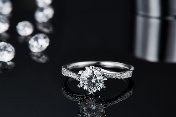 1.30CT Beyaz Mozanit Ve Safir Platineve CZ Takı Nişan Kadın Yüzük