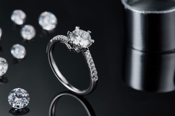 1.30CT Beyaz Mozanit Ve Safir Platineve CZ Takı Nişan Kadın Yüzük