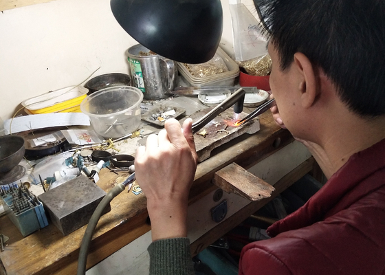 0.05ct 5pcs 9K Altın Yüzük 2MM Nişan ODM için Doğal Pırlantalı