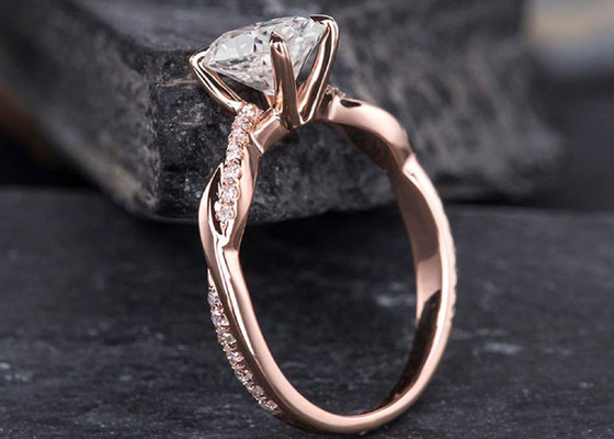 Mossianite 2.5ct Oval Nişan Yüzüğü 18K Rose Gold Malzeme