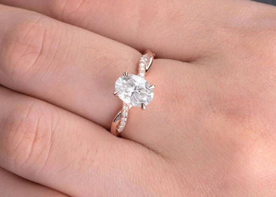 Mossianite 2.5ct Oval Nişan Yüzüğü 18K Rose Gold Malzeme