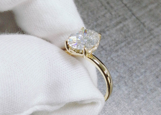 1.5ct Oval Cut Lab Grown Mozanit Yüzük 14K Altın Malzeme 0.7×0.9cm boyutu