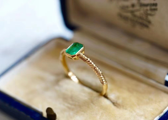 0.51ct Doğal Yeşil Zümrüt Yüzük, Düğün için 18 Ayar Altın Pırlanta Yüzük