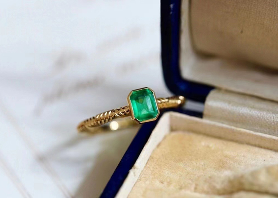 0.51ct Doğal Yeşil Zümrüt Yüzük, Düğün için 18 Ayar Altın Pırlanta Yüzük