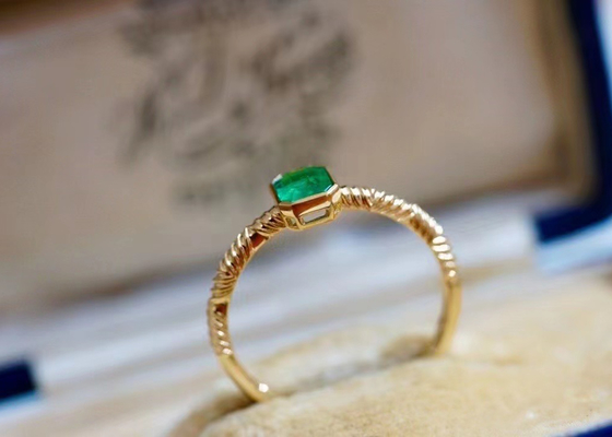 0.51ct Doğal Yeşil Zümrüt Yüzük, Düğün için 18 Ayar Altın Pırlanta Yüzük