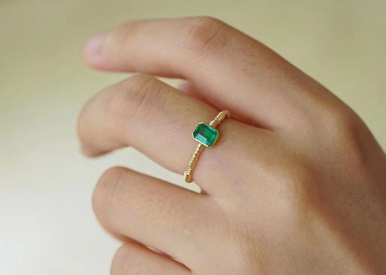 0.51ct Doğal Yeşil Zümrüt Yüzük, Düğün için 18 Ayar Altın Pırlanta Yüzük