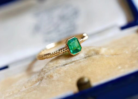 0.51ct Doğal Yeşil Zümrüt Yüzük, Düğün için 18 Ayar Altın Pırlanta Yüzük