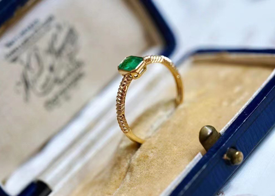 0.51ct Doğal Yeşil Zümrüt Yüzük, Düğün için 18 Ayar Altın Pırlanta Yüzük