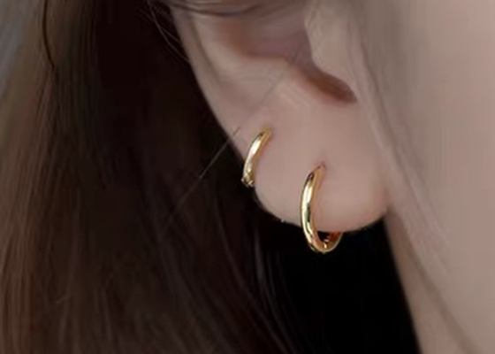 Sexy Helix 14k Altın Halka Küpeler ODM Kadınlar İçin 1.2mm × 10mm Boyut