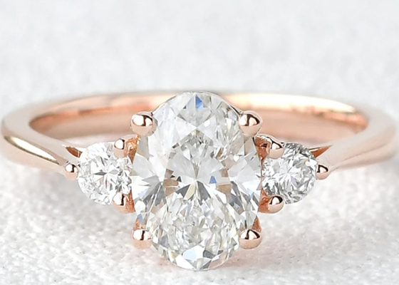 10K Altın Lab Grown Mozanit Yüzük Beyaz Oval Kesim 2.1ct Ağırlık 7 × 9mm şekil