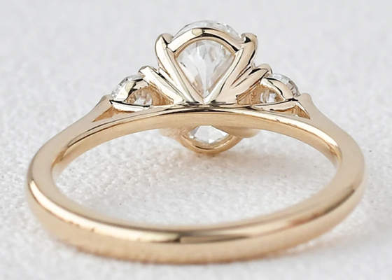 10K Altın Lab Grown Mozanit Yüzük Beyaz Oval Kesim 2.1ct Ağırlık 7 × 9mm şekil