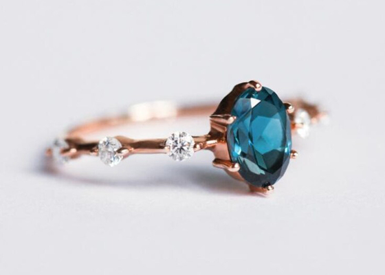 1.56ct Londra Mavi Topaz Yüzük, Oval Şekil Pırlanta Yüzük Yuvarlak Kesim OEM